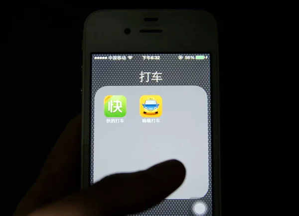 Ein Chinesischer Nutzer Zeigt Taxi Apps Kuaidi Dache Links Und — Stockfoto