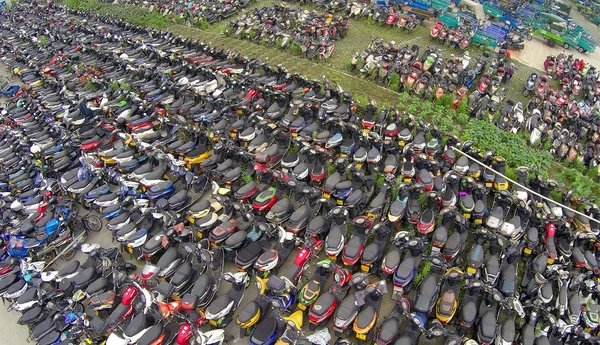 東浙江省杭州市のジャンクヤードで没収または廃車の Motorycles スクーター 電動バイクの空中写真 2015 月4日 — ストック写真