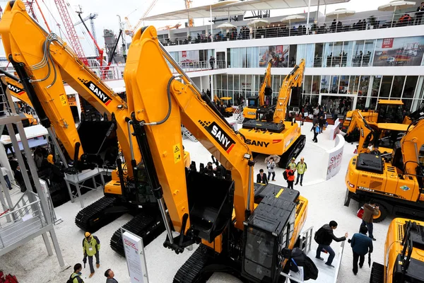 Visitantes Olham Para Escavadeiras Sany Sétima Feira Internacional Máquinas Construção — Fotografia de Stock