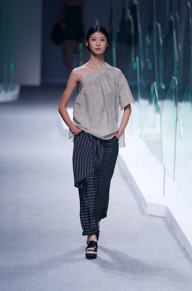 Modelo Exibe Uma Nova Criação Designer Chinês Zhu Chongyun Desfile — Fotografia de Stock