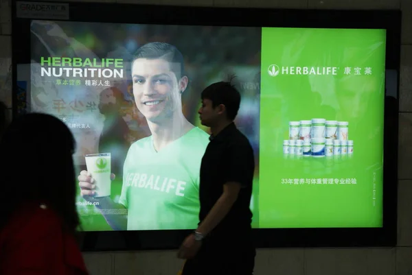 Los Peatones File Caminan Más Allá Anuncio Herbalife Ciudad Provincia — Foto de Stock