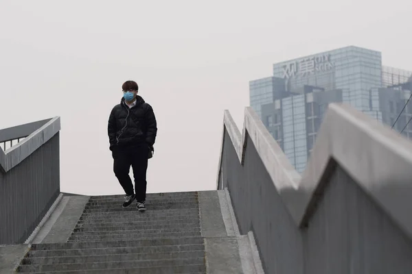 Pedestrian Wearing Face Mask Walks Downstairs Heavy Smog Beijing China — Stock Photo, Image