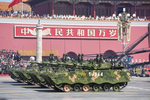 Piechoty Pojazdy Bojowe Marca Przeszłości Trybuny Tiananmen Podczas Parady Wojskowej — Zdjęcie stockowe