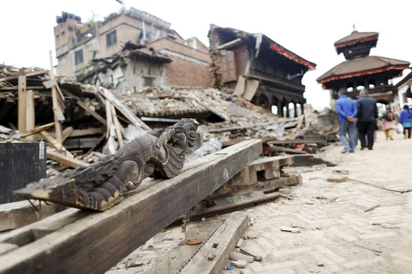 People Walk Debris Collapsed Buildings Magnitude Earthquake Katmandu Nepal April — Stock Photo, Image