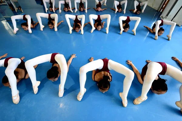 Junge Chinesische Mädchen Üben Ihre Tänzerischen Fähigkeiten Während Einer Trainingseinheit — Stockfoto