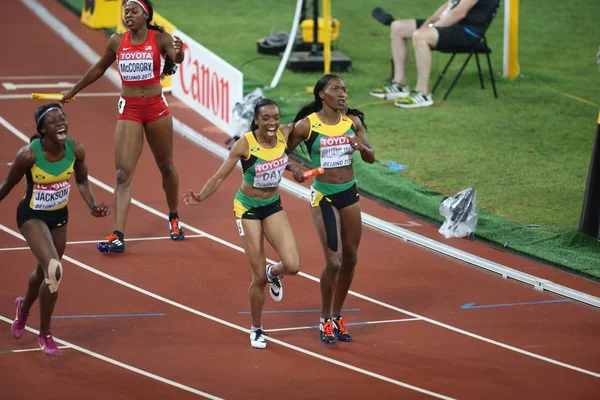 左から ジャマイカのシェリッカ ジャクソン クリスティン ノヴリーン ウィリアムズ ミルズは 北京の2015年Iaaf世界選手権で女子4X400Mリレー決勝で優勝した後 北京の国立競技場 鳥の巣としても知られる — ストック写真