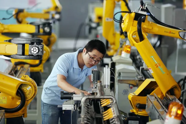 Trabalhador Fabril Chinês Testa Braços Robô Fábrica Zhejiang Everrobot Robotics — Fotografia de Stock