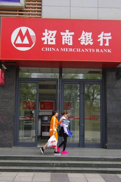 Gyalogosok Járni Elmúlt Fióktelepe Kína Merchants Bank Cmb Rizhao Város — Stock Fotó