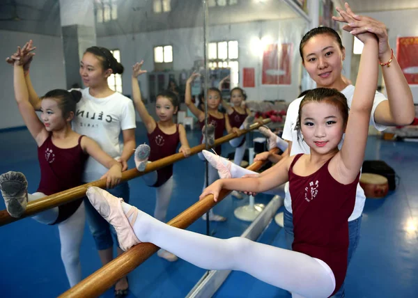Professeur Chinois Enseigne Une Jeune Fille Pratiquer Danse Lors Une — Photo