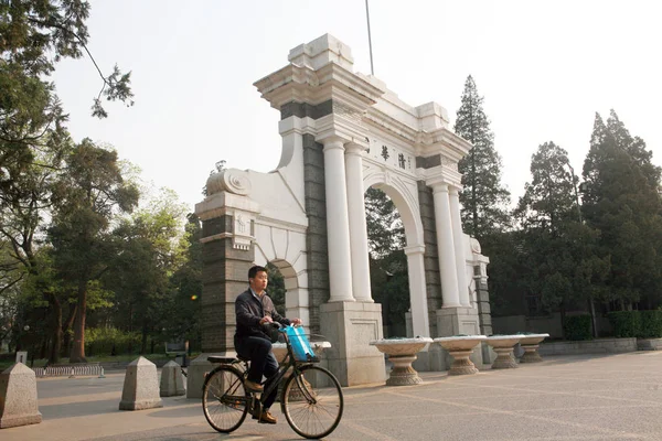 Ein Chinesischer Student Radelt Durch Ein Tor Der Tsinghua Universität — Stockfoto