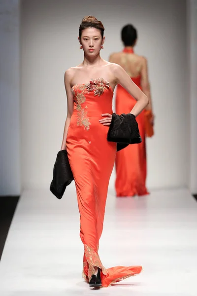 Modelo Muestra Una Nueva Creación Desfile Moda Leaves Fashion Show —  Fotos de Stock