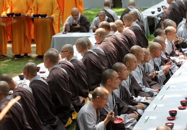 Chinese Buddhist Monks Take Part Tea Ritual Lingyin Temple Hangzhou — Zdjęcie stockowe