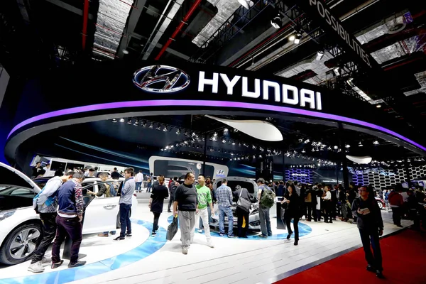 Les Gens Visitent Stand Hyundai Lors 16E Salon International Industrie — Photo
