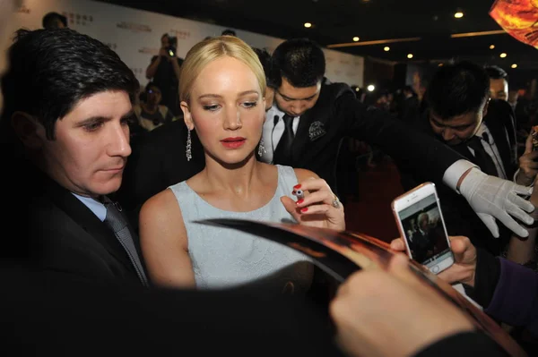 American Actress Jennifer Lawrence Center Signs Autographs Fans Premiere Her — Stock Photo, Image