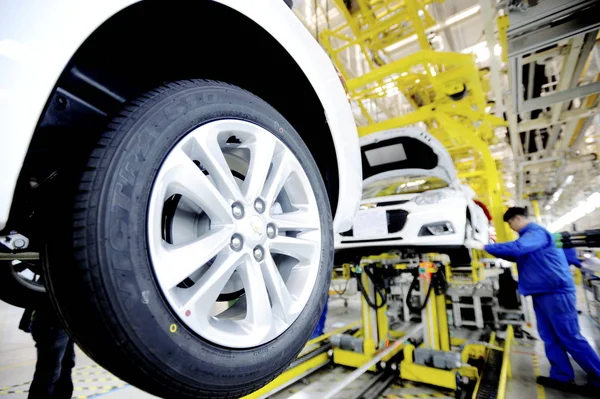 Trabajadores Chinos File Montan Automóviles Chevrolet Cruze Línea Montaje Una —  Fotos de Stock