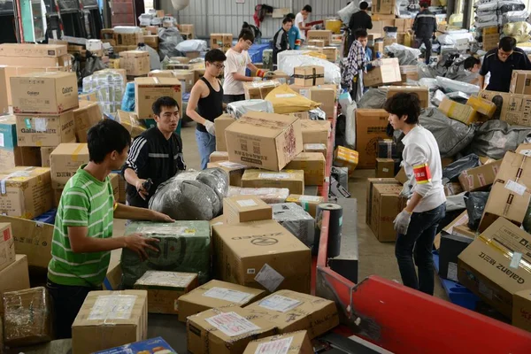 Chinese Workers Sort Parcels Most Which Online Shopping Distribution Center — Stock Photo, Image