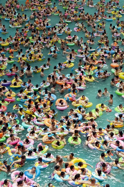 Vakantiegangers Menigte Een Zwembad Ook Bekend Als China Dode Zee — Stockfoto