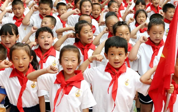 Молодые Китайские Студенты Китайских Молодых Пионеров Клянутся Время Церемонии Присоединения — стоковое фото