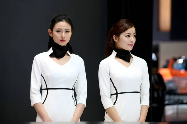 Hostesses 포즈는 상하이 자동차 산업로 알려진 상하이 2015 상하이 2015 — 스톡 사진