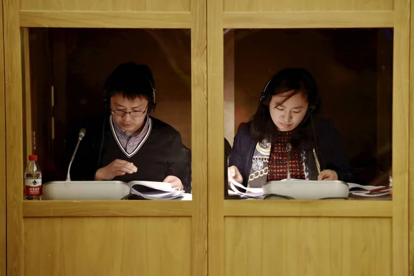 Two Chinese Interpreters Check Texts Cabin Opening Session Third Session — Stock Photo, Image