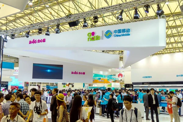 Ziyaretçiler Temmuz 2015 Çin Şangay Kentinde Düzenlenen Gsma Mobil Dünya — Stok fotoğraf