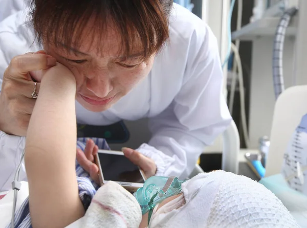 Madre Della Bambina Anni Han Han Guarda Dopo Intervento Chirurgico — Foto Stock