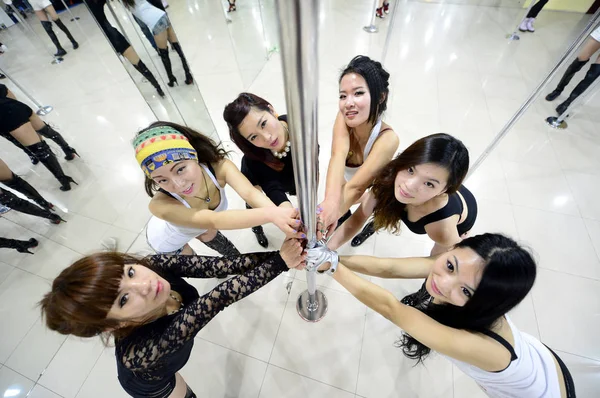 Pole Dancing Studenten Poseren Een Dance Training Center Jinan Stad — Stockfoto