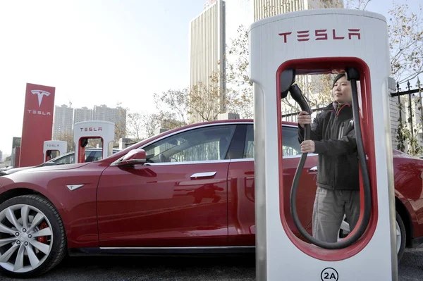 Een Chinese Werknemer Haalt Een Stekker Een Tesla Model Elektrische — Stockfoto