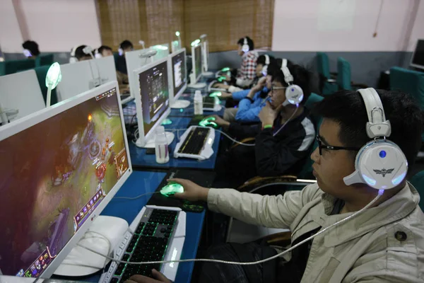 Jovens Chineses Jogam Jogos Online Café Internet Cidade Huaibei Província — Fotografia de Stock