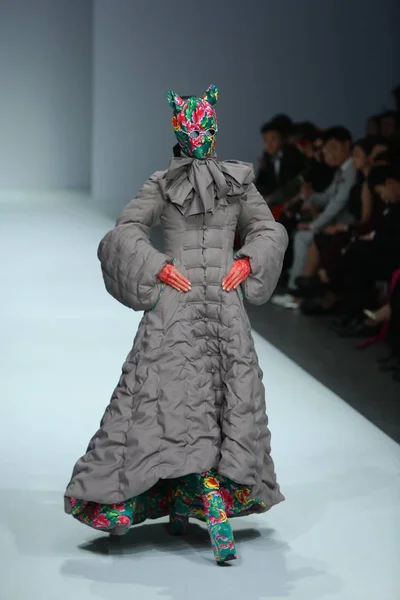 Ein Model Zeigt Eine Neue Kreation Des Chinesischen Modedesigners Sheguang — Stockfoto