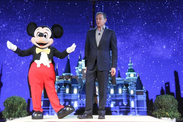 Presidente Ceo Disney Bob Iger Certo Posa Com Artista Vestido — Fotografia de Stock