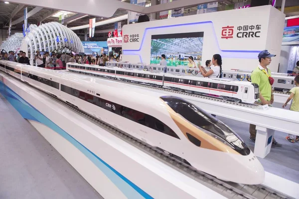 Besökare Titta Modeller Crh China Railway High Speed Kula Tåget — Stockfoto