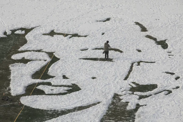 Китайський Школяр Лопати Сніг Поставити Останні Штрихи Свій Величезний Сніг — стокове фото
