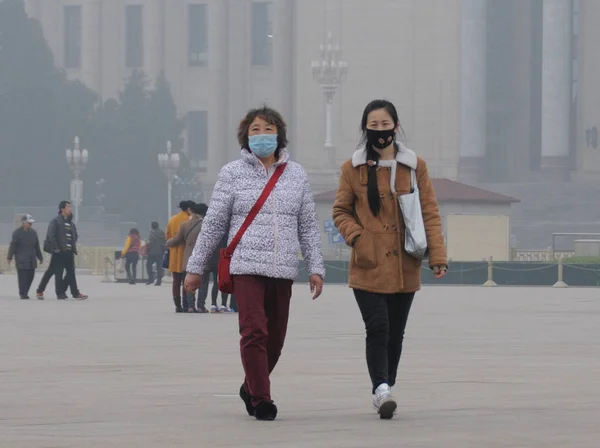 Пешеходы Масках Лица Идут Дороге Тяжелым Смог Пекине Китай Ноября — стоковое фото