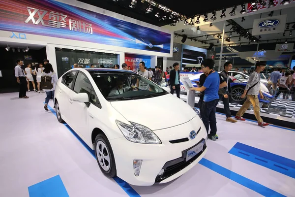 Visitatori Guardano Automobili Toyota Mostra Durante 12A Cina Guangzhou Salone — Foto Stock