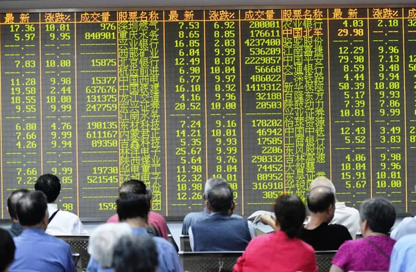 2015年7月8日 中国投资者在中国东部浙江省杭州市一家股票经纪公司查看股价 绿色价格下跌 — 图库照片