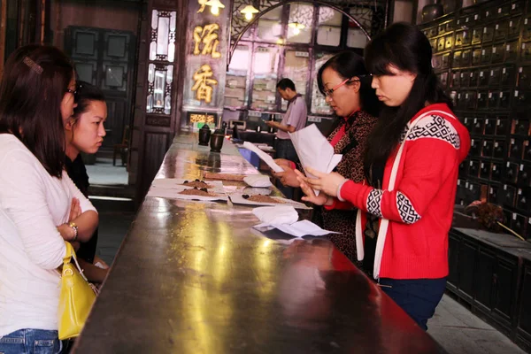 2014年10月22日 中国药师在安徽省黄山市一家中医药店包装中药 — 图库照片