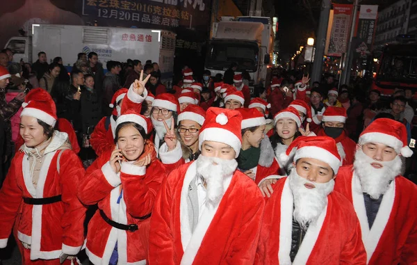 サンタ クロース衣装を着た芸能人が 2015 日北中国の山西省太原市でクリスマスを祝うためにパレードに参加します — ストック写真