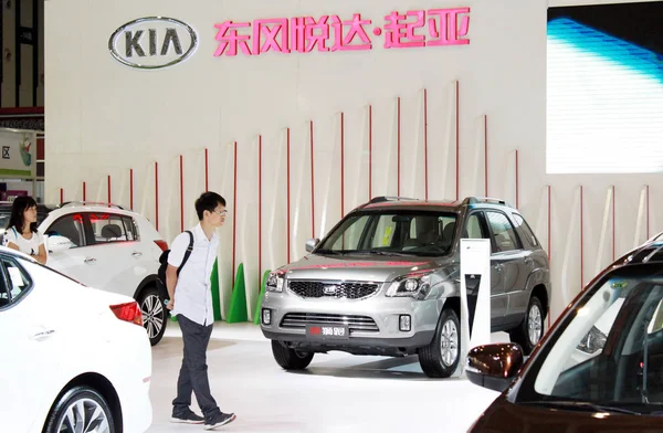 방문객 중국의 시에서 자동차 전시회를 Kia 2015 — 스톡 사진