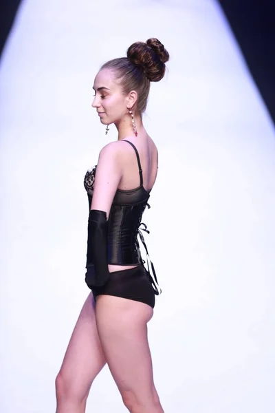 Model Displays New Creation Fashion Show Chinese Lingerie Brand Yalanka — Stock Photo, Image