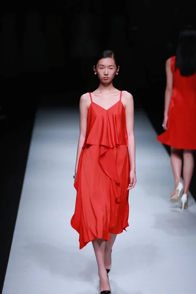 モデルは あなたがたの 2015 上海に上海ロンドンファッションウィークの春 2016 年の間に中国のファッション ブランドのファッションショーで新しい創造を表示します — ストック写真
