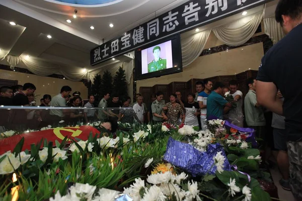 새로운 2015 천진에에서 장례식 Tian의 눈물에에서 대규모 폭발에 Baojian의 구성원 — 스톡 사진