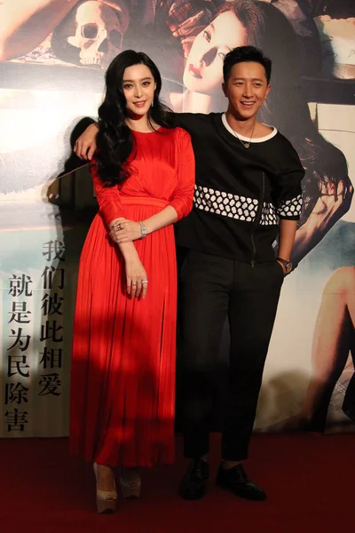 中国女優ファン ビンビン 左と俳優ハン Geng 2015 今まで以来私たちは愛 上海での記者会見でポーズします — ストック写真
