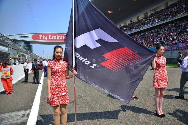 Anfitriãs Exibem Uma Bandeira Durante Grande Prêmio China Fórmula 2015 — Fotografia de Stock