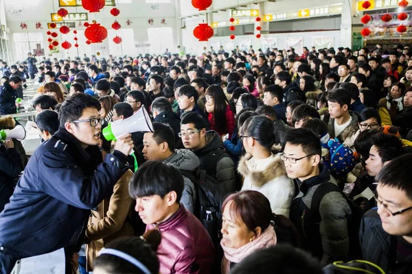 Chinese Employee Guides Passengers Who Return Work Chinese Lunar New — Stock Photo, Image