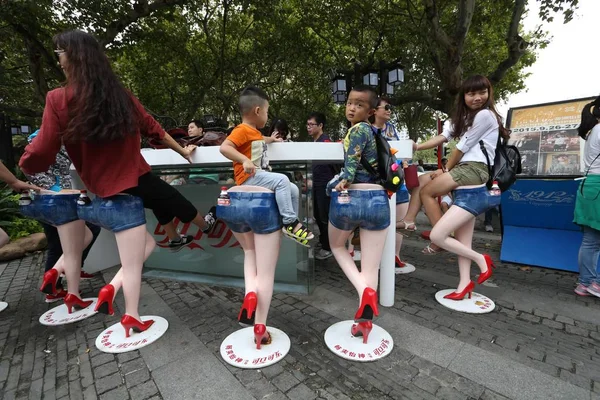 Jovens Crianças Sentam Nos Bancos Bar Forma Pernas Longas Sexy — Fotografia de Stock