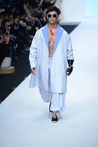 Modelo Muestra Una Nueva Creación Desfile Moda Sheguang Durante Semana — Foto de Stock