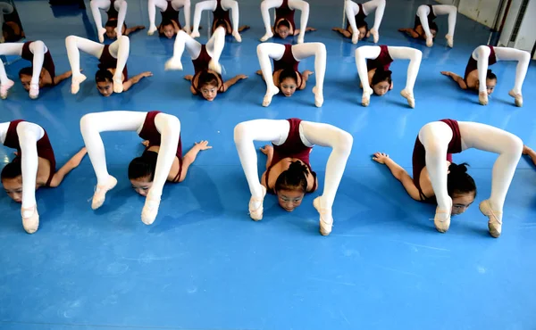 Jovens Meninas Chinesas Praticam Habilidades Dança Durante Uma Sessão Treinamento — Fotografia de Stock