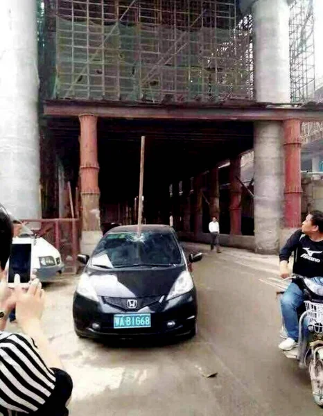 2015年5月19日 中国中部の湖北省武漢市の建設現場で 高所から落下した鋼管がホンダフィット車に突き刺さる — ストック写真