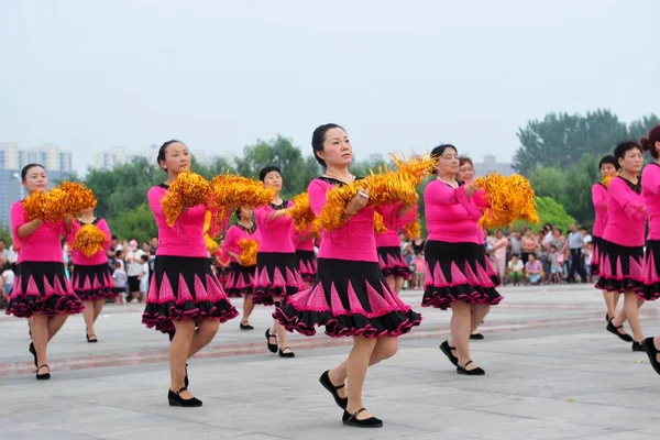 2015년 14일 허난성 광장에서 페스티벌에서 스퀘어 댄서들이 공연하고 — 스톡 사진